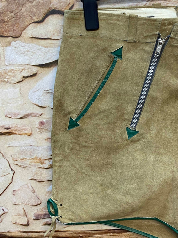 Kurze Trachtenlederhose aus Leder in Beige-Grün – ca. Gr. 52