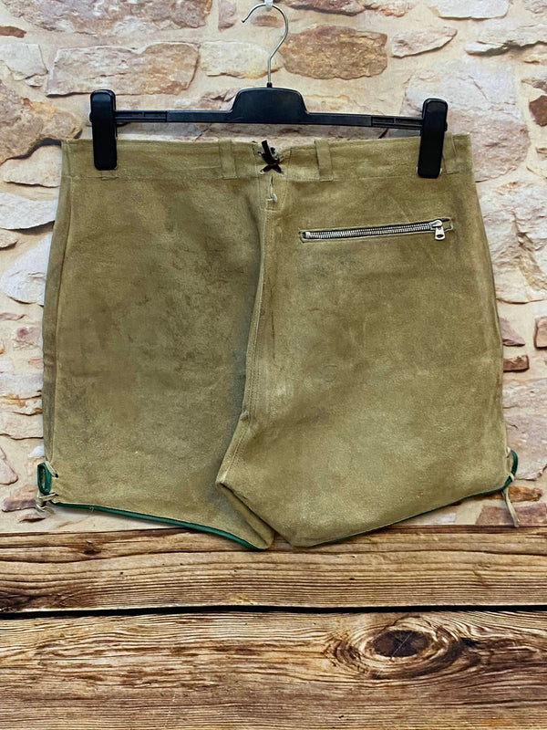 Kurze Trachtenlederhose aus Leder in Beige-Grün – ca. Gr. 52