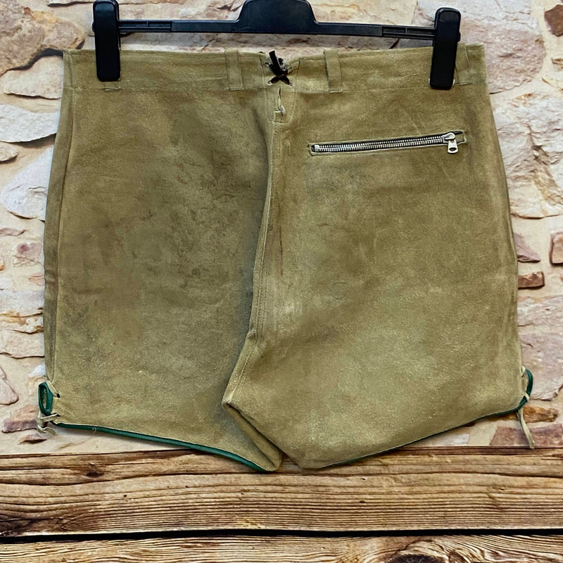 Kurze Trachtenlederhose aus Leder in Beige-Grün – ca. Gr. 52