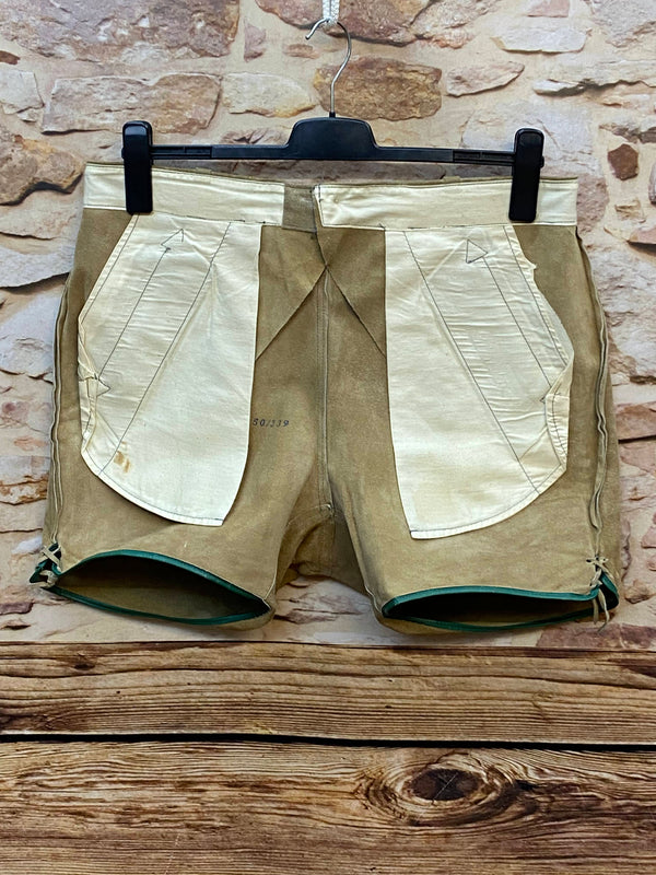 Kurze Trachtenlederhose aus Leder in Beige-Grün – ca. Gr. 52