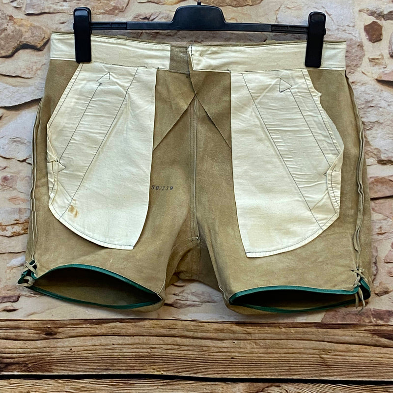 Kurze Trachtenlederhose aus Leder in Beige-Grün – ca. Gr. 52