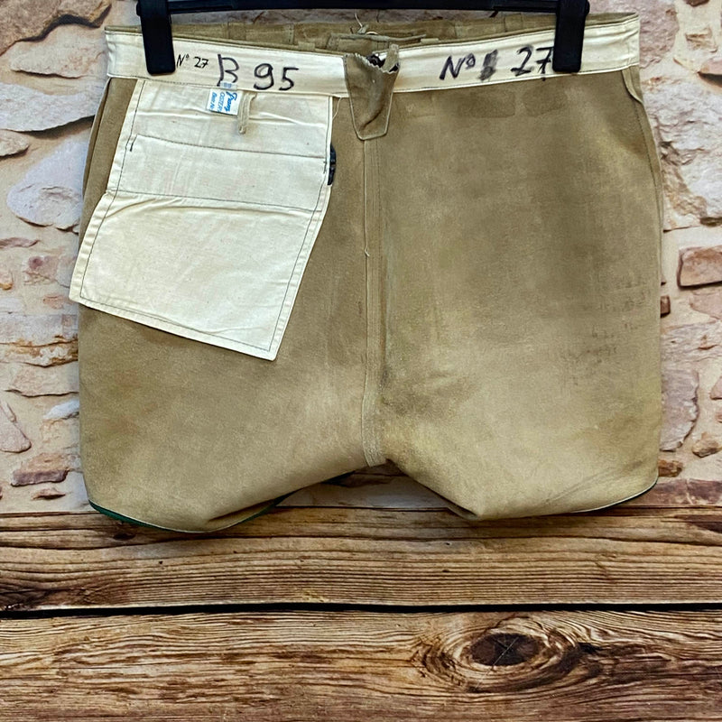 Kurze Trachtenlederhose aus Leder in Beige-Grün – ca. Gr. 52
