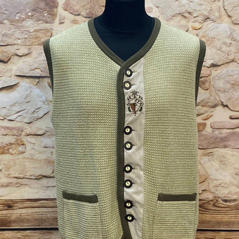  Vintage Herren Trachtenweste in beige-grünem Strick mit Wappen und Knopfleiste, Größe 56