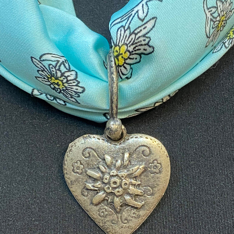 Trachtentuch mit Herz-Anhänger – Türkis