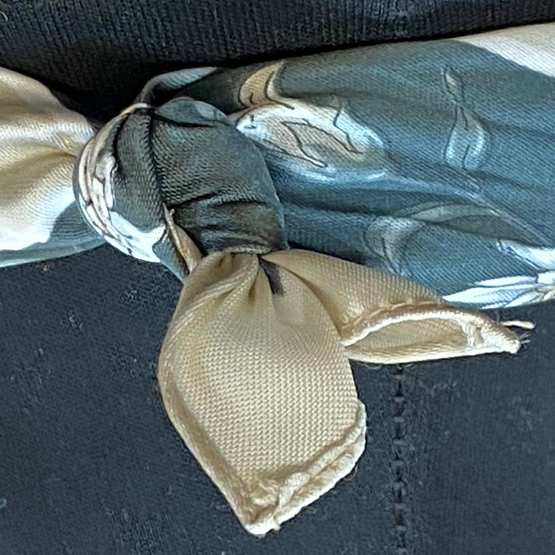Trachtenhalstuch Grau mit Herz-Anhänger, Ansicht 3