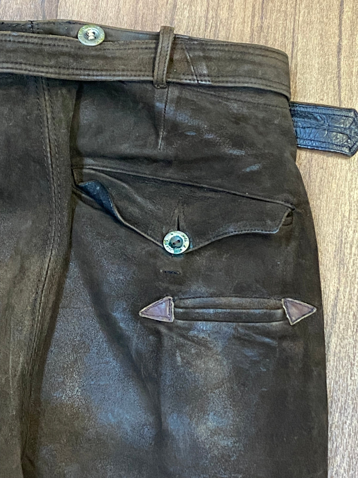 Ancien lederhosen traditionnel jusqu'aux genoux de Leder Nübler de Munich ceinture 80 cm, taille 44