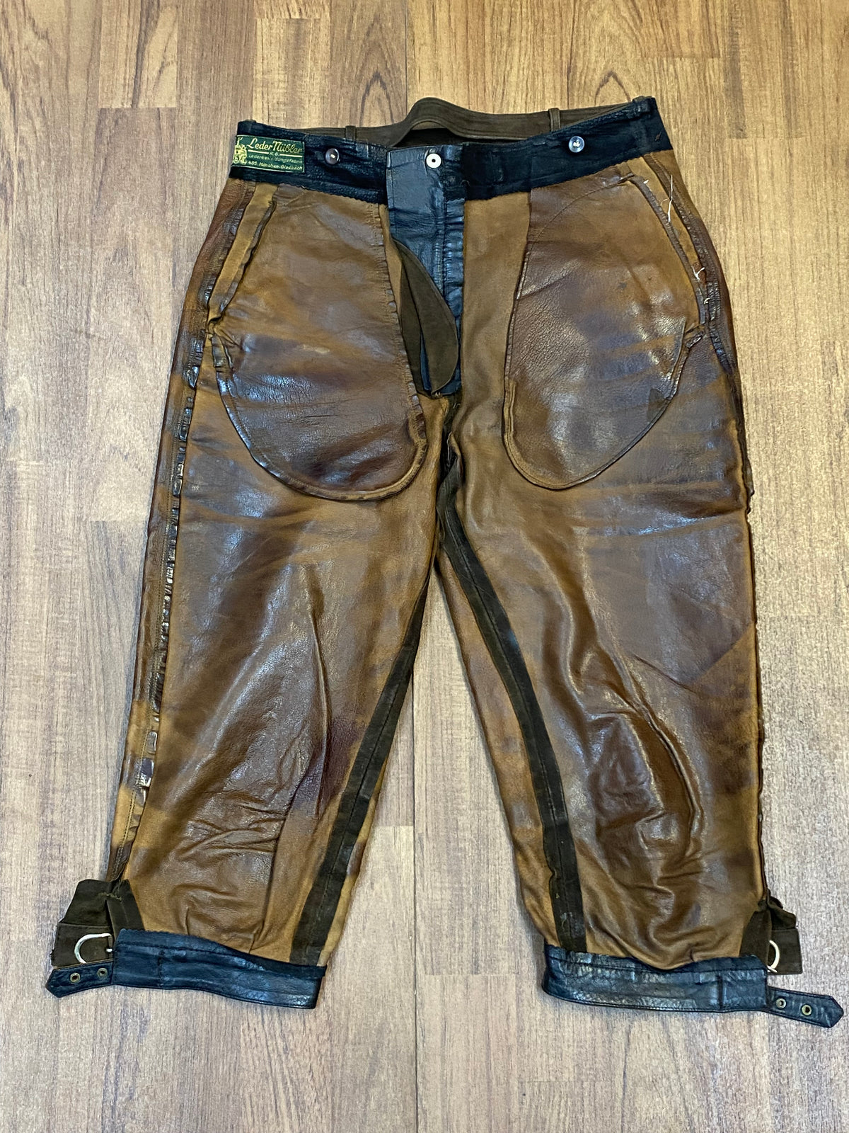 Ancien lederhosen traditionnel jusqu'aux genoux de Leder Nübler de Munich ceinture 80 cm, taille 44