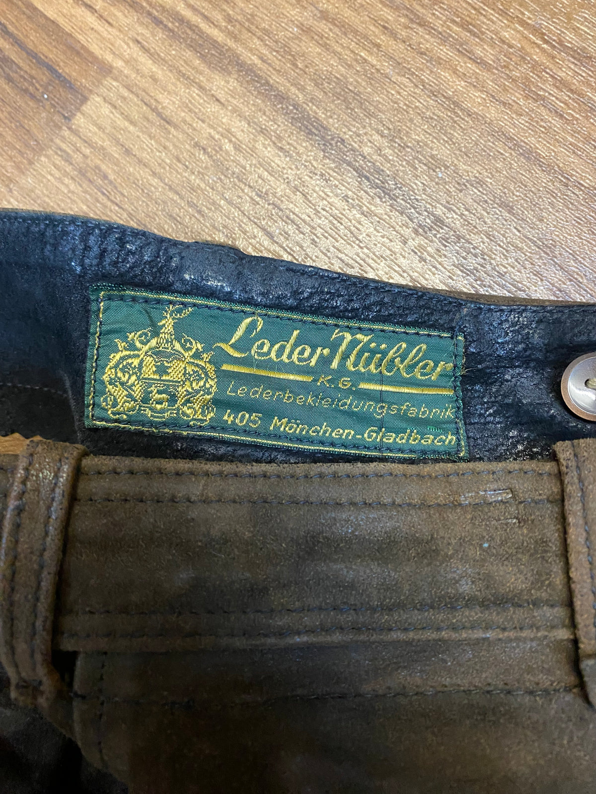 Ancien lederhosen traditionnel jusqu'aux genoux de Leder Nübler de Munich ceinture 80 cm, taille 44