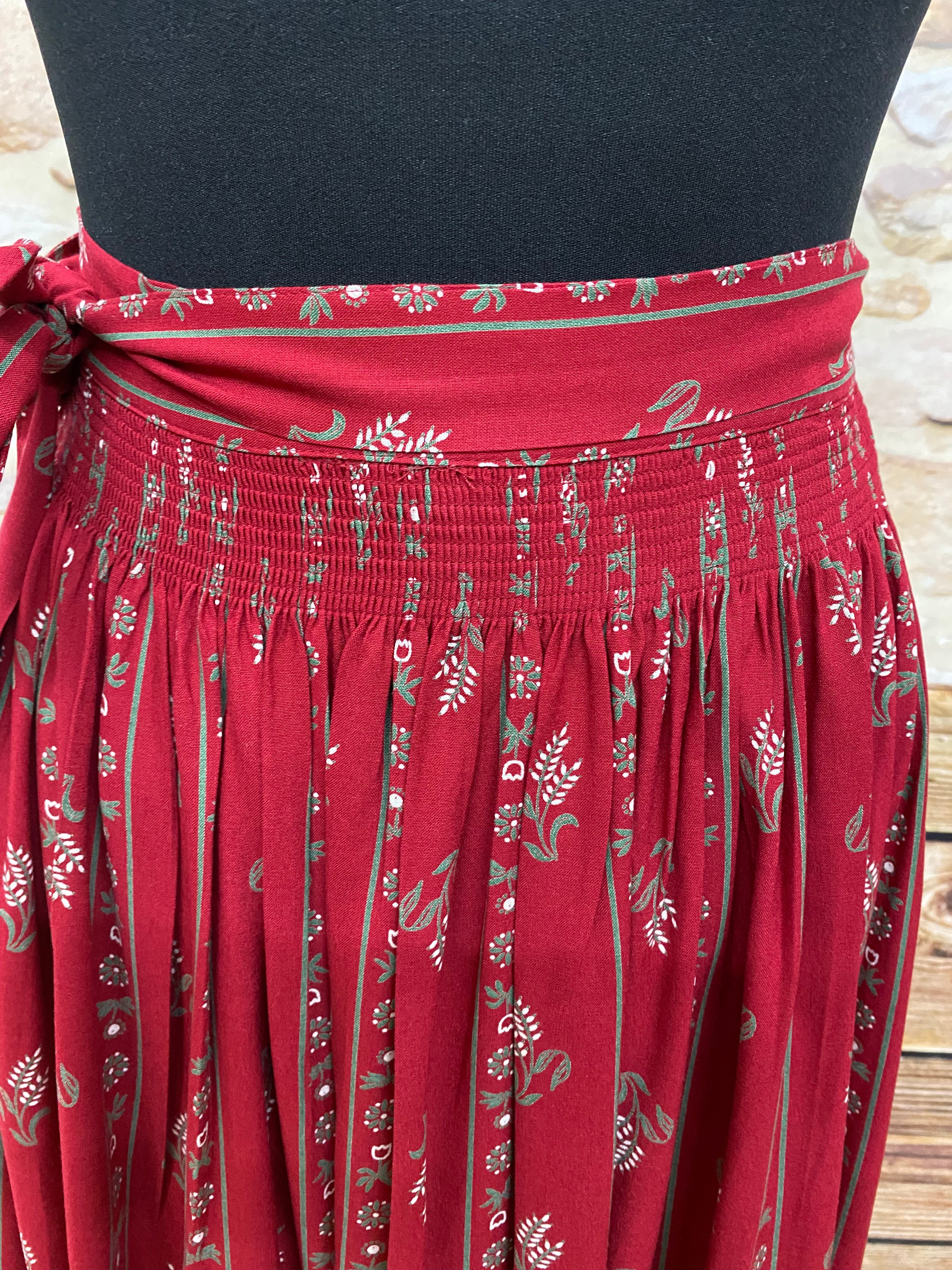 Lange Vintage Trachtenschürze Schürze für Trachtenkleid rot gemustert 80 cm
