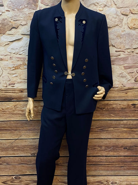 „Dunkelblauer Vintage Trachtenanzug mit besticktem Janker und Hose auf Schneiderpuppe“
