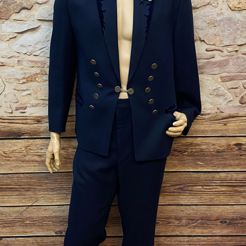 „Dunkelblauer Vintage Trachtenanzug mit besticktem Janker und Hose auf Schneiderpuppe“