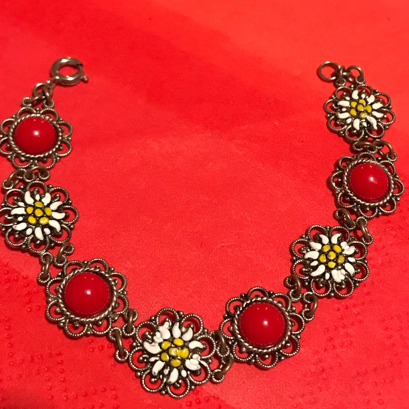 Vintage Trachtenarmband Damen, 18 cm, mit roten Pastesteinen und Edelweiß-Elementen in altsilberner Metallfassung, traditioneller Stil, guter Zustand.