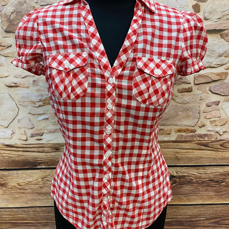 „Vintage Trachtenbluse rot weiß kariert im traditionellen Landhausstil“