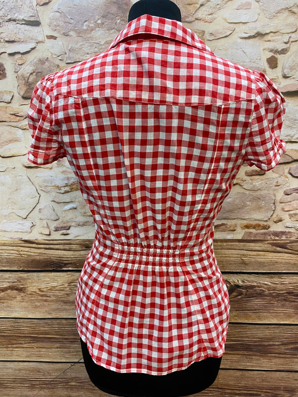„Vintage Trachtenbluse rot weiß kariert im traditionellen Landhausstil, Rückansicht“