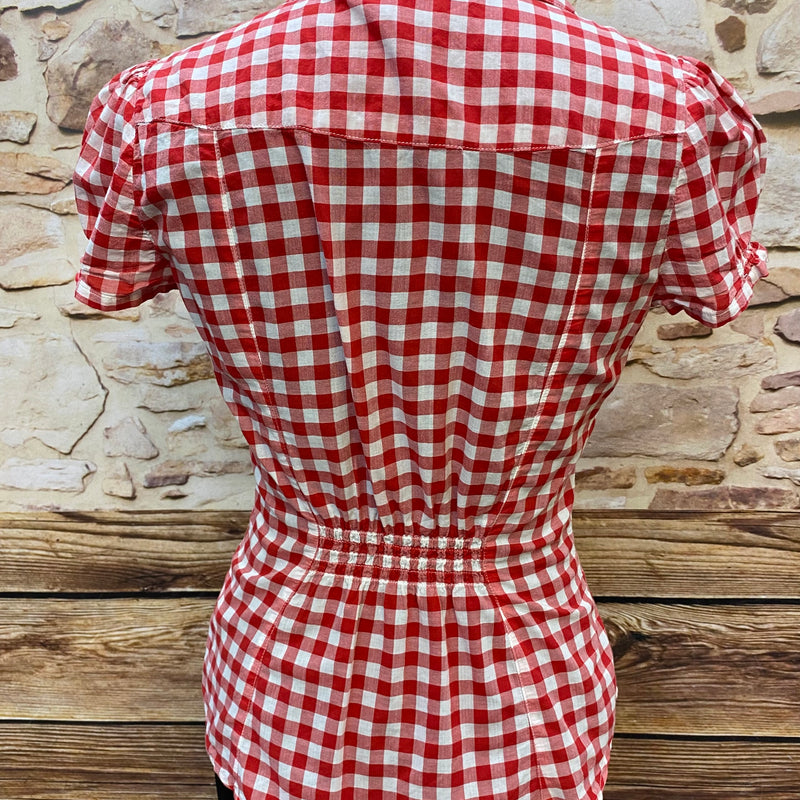 „Vintage Trachtenbluse rot weiß kariert im traditionellen Landhausstil, Rückansicht“
