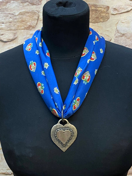 „Blaues Trachtenhalstuch mit Herz-Anhänger und Edelweiß-Muster“
