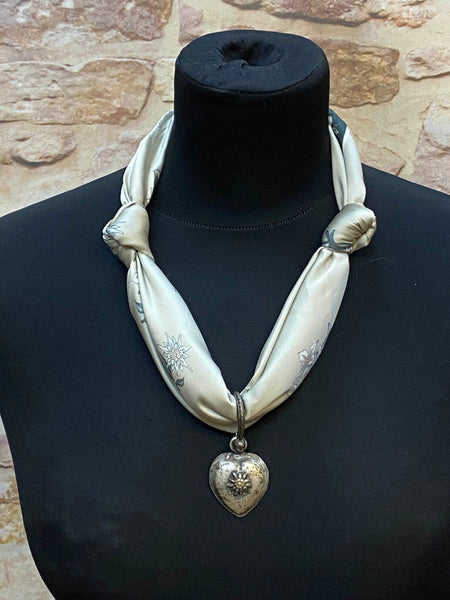 „Graues Trachtenhalstuch mit Edelweiß-Muster und silberfarbenem Herz-Anhänger“