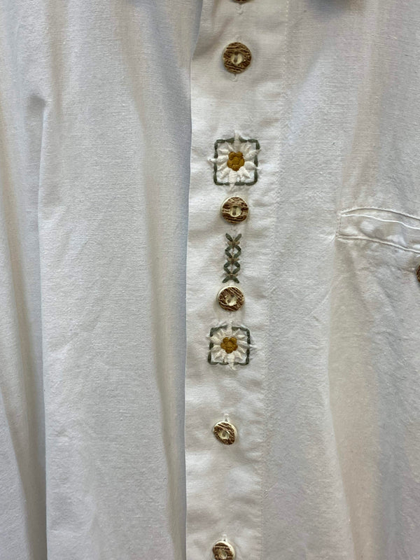 „Detail Trachtenhemd Knöpfe Stickerei weiß traditionell Herren“