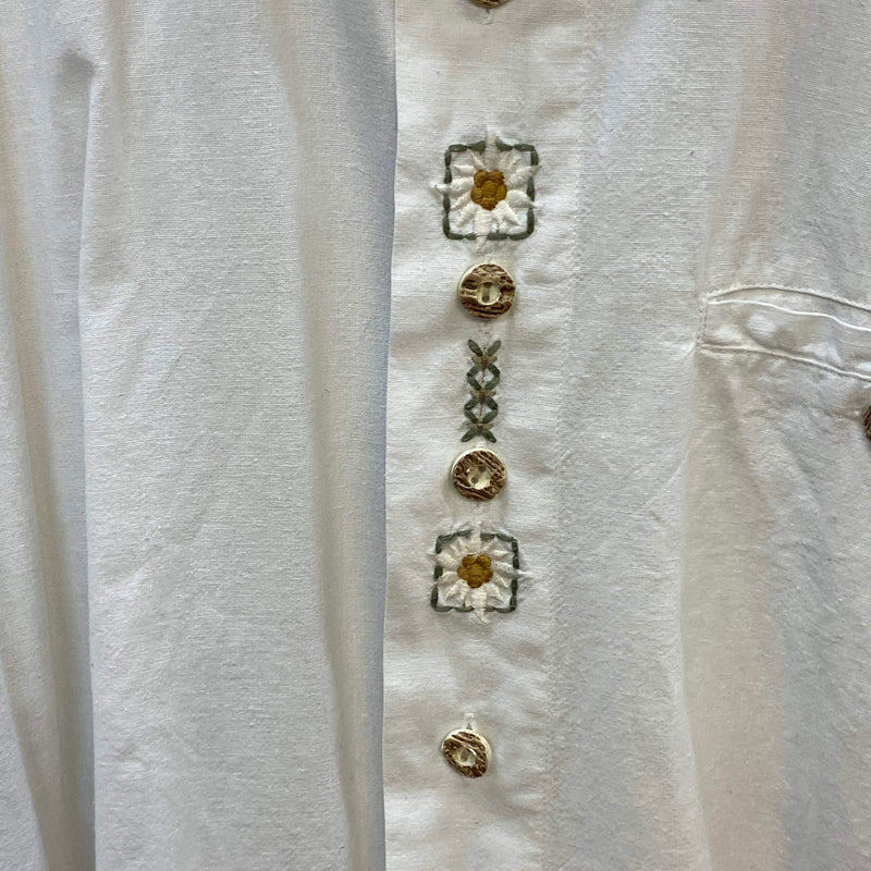 „Detail Trachtenhemd Knöpfe Stickerei weiß traditionell Herren“