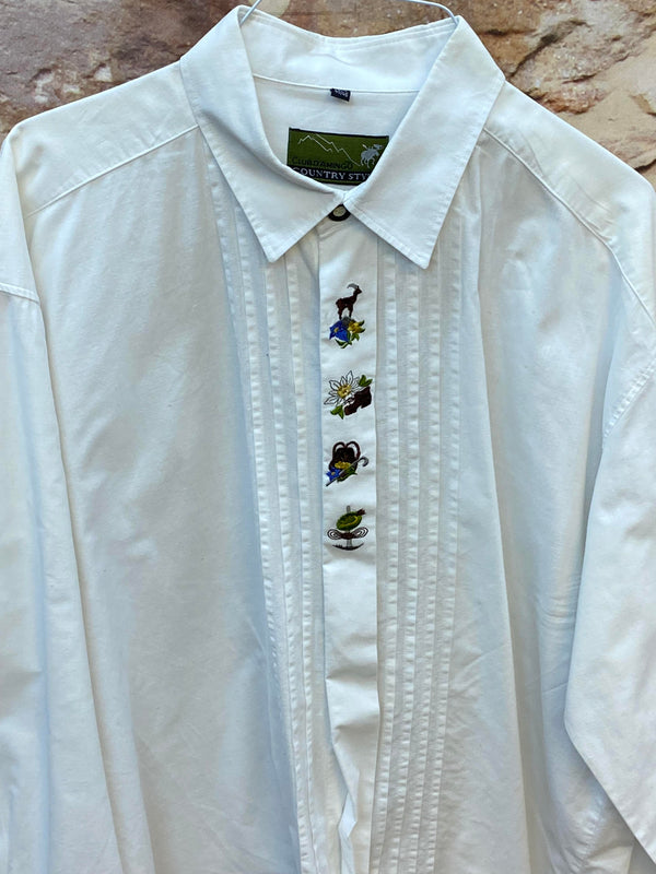 Detailaufnahme weißes Trachtenhemd mit Biesen und alpiner Stickerei