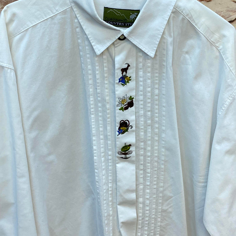 Detailaufnahme weißes Trachtenhemd mit Biesen und alpiner Stickerei