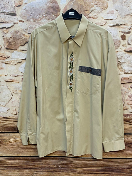 „Vintage Trachtenhemd Herren beige klassisch mit Stickerei alpenländischer Stil“