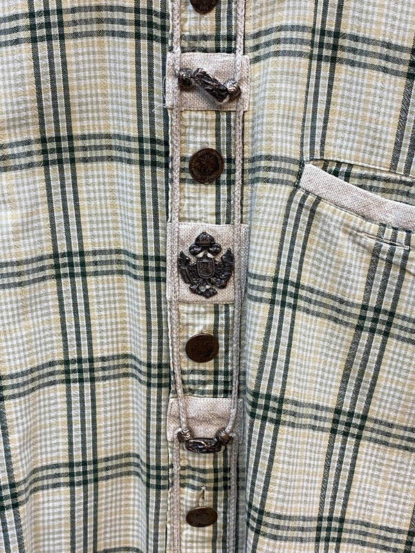 „Detailaufnahme Trachtenhemd kariert mit traditionellen Metallknöpfen“