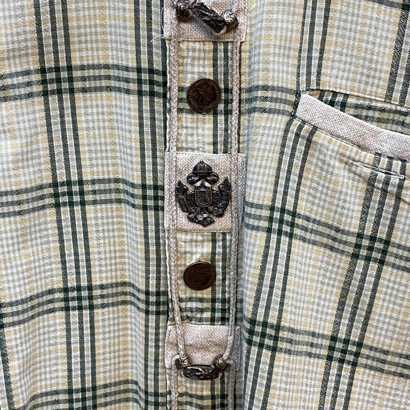 „Detailaufnahme Trachtenhemd kariert mit traditionellen Metallknöpfen“