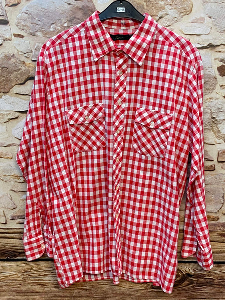 „Vintage Trachtenhemd Herren in Rot-Weiß kariert, Größe 45, mit zwei Brusttaschen und langen Ärmeln“