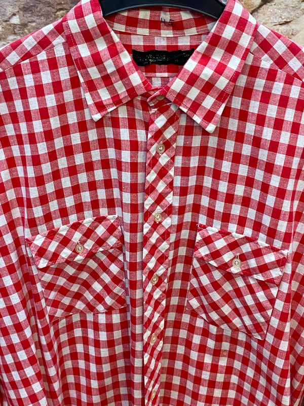 „Detailansicht eines rot-weiß karierten Vintage Trachtenhemds Herren mit diagonal gemusterten Brusttaschen“
