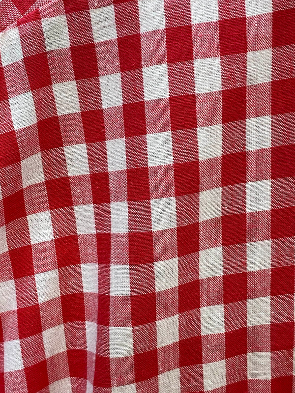 „Detailansicht eines rot-weiß karierten Vintage Trachtenhemds Herren mit diagonal gemusterten Brusttaschen“