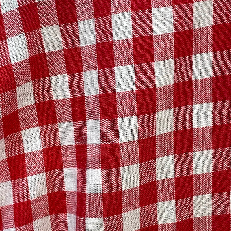 „Detailansicht eines rot-weiß karierten Vintage Trachtenhemds Herren mit diagonal gemusterten Brusttaschen“