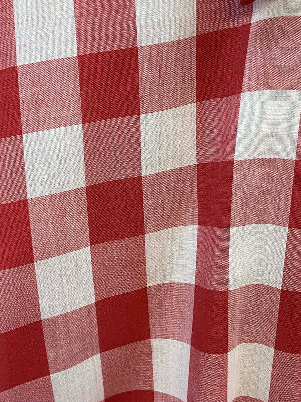 „Großes rot-weißes Karomuster eines Vintage Trachtenhemds für Herren im Landhausstil“