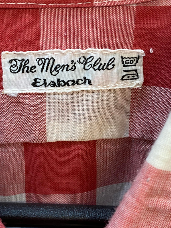 „Markenetikett The Men’s Club Elsbach in einem rot-weiß karierten Vintage Trachtenhemd Herren“