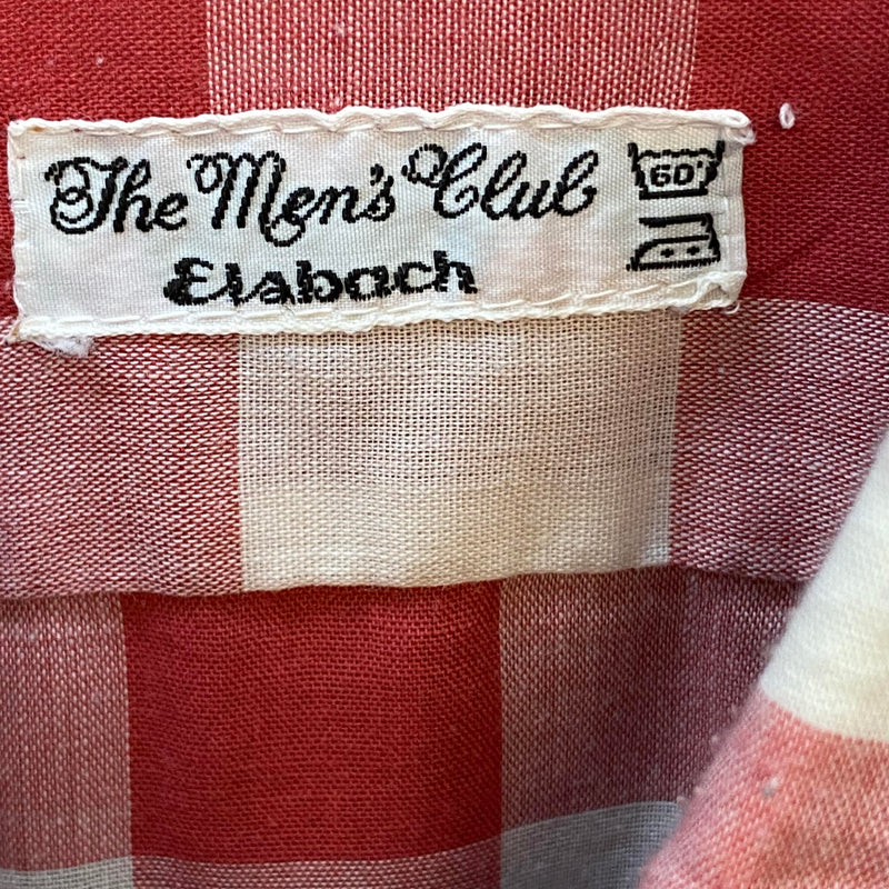 „Markenetikett The Men’s Club Elsbach in einem rot-weiß karierten Vintage Trachtenhemd Herren“