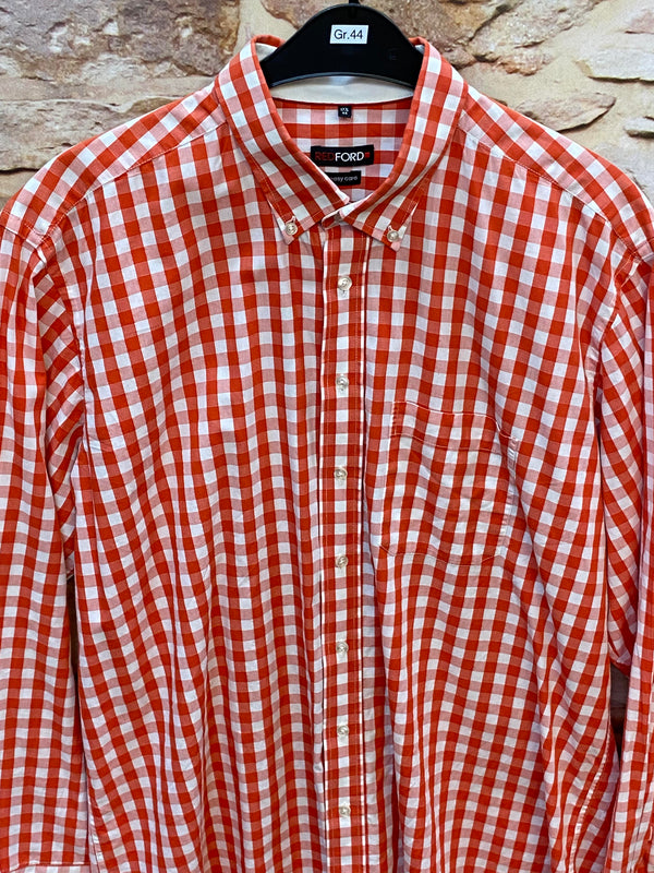 „Detailaufnahme kariertes Herrenhemd rot weiß Button Down Kragen“