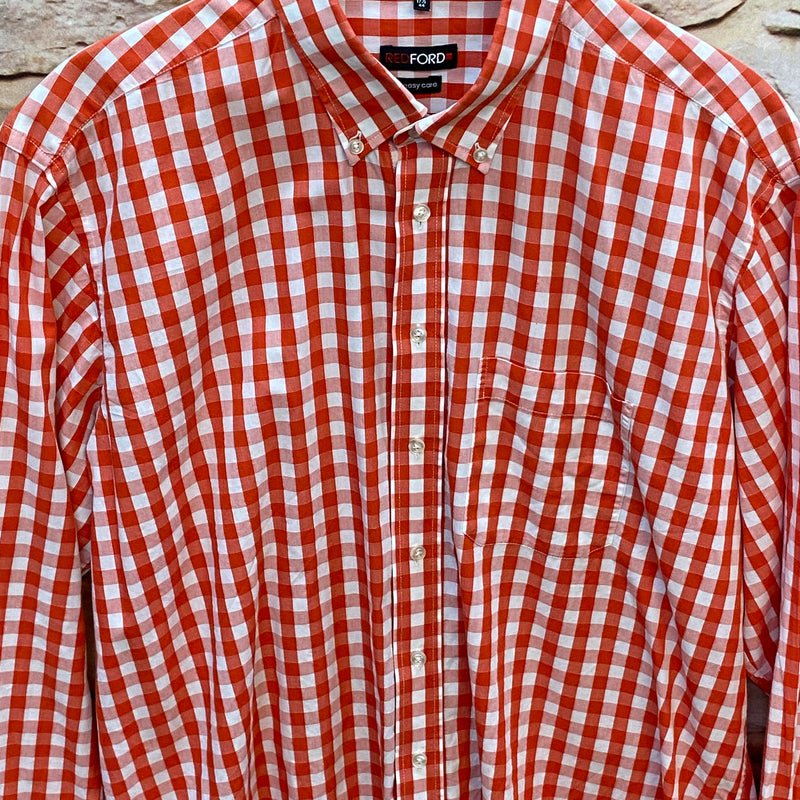 „Detailaufnahme kariertes Herrenhemd rot weiß Button Down Kragen“