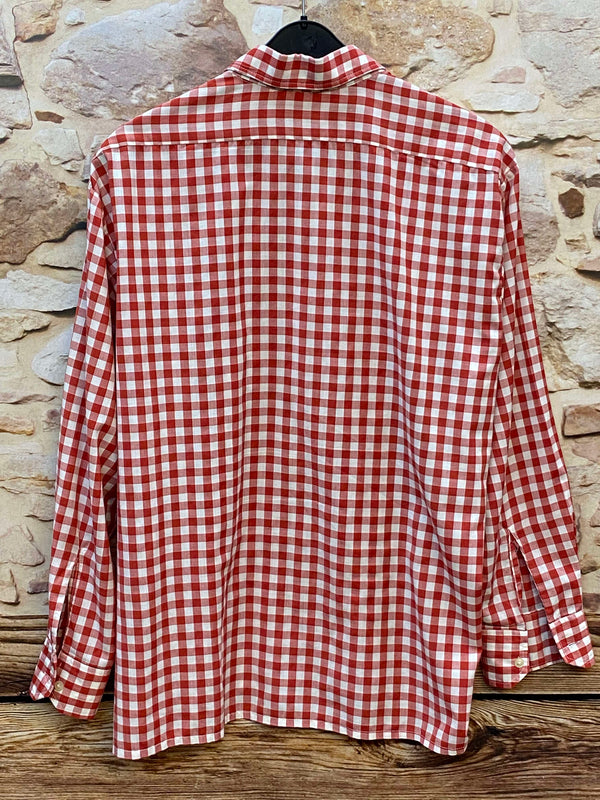 „Rückansicht eines rot-weiß karierten Vintage Trachtenhemds für Herren von Regatta Style“