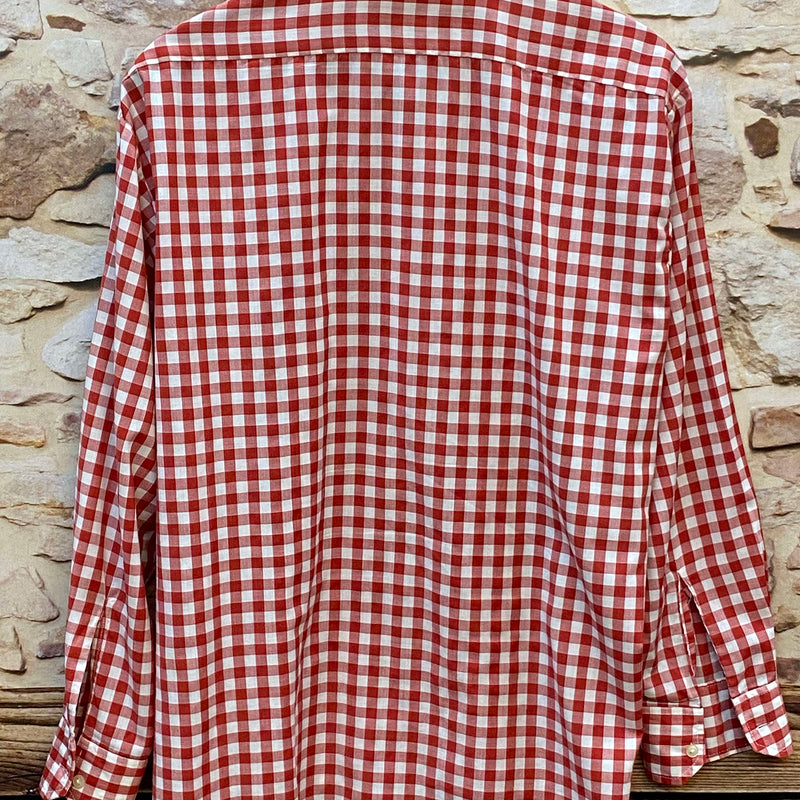 „Rückansicht eines rot-weiß karierten Vintage Trachtenhemds für Herren von Regatta Style“