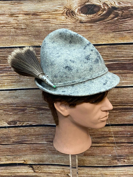 „Grauer Vintage Trachtenhut mit Gamsbart – Seitenansicht“
