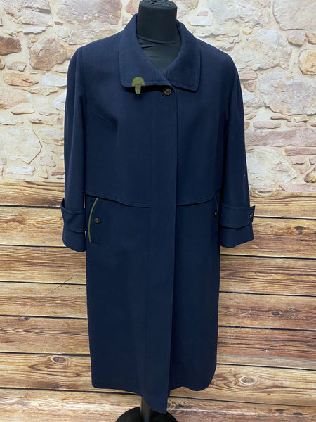 Dunkelblauer Vintage Trachtenmantel für Herren Größe 54 von Hensel Country, aus Schurwoll-Mischgewebe, mit verdeckter Knopfleiste, sehr guter Zustand.