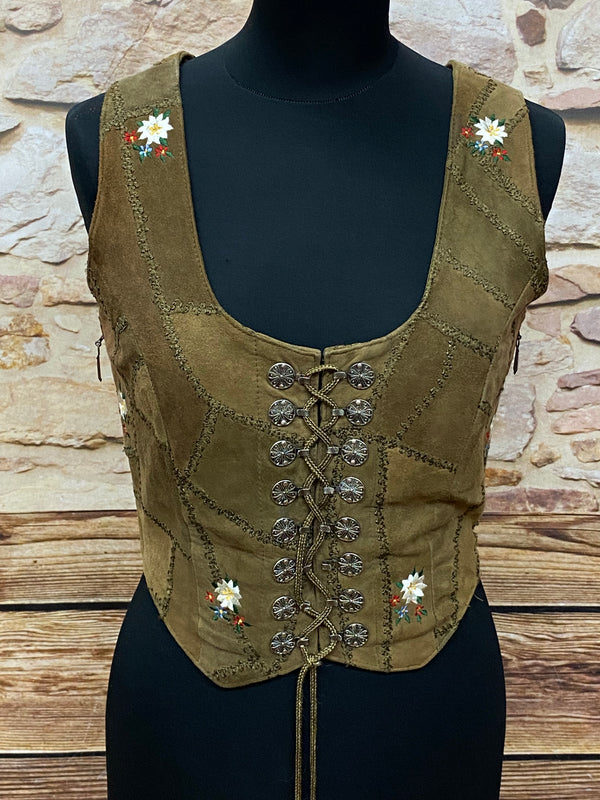 Trachtenmieder Damen Größe 38 aus Echtleder in Braun-Grün mit Blumenstickerei, vorderer Schnürung, seitlichen Reißverschlüssen und Trachtenschnallen.