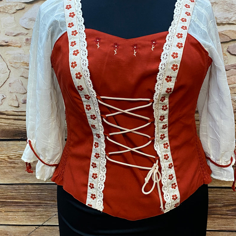 Rotes Vintage-Trachtenoberteil mit weißem Spitzeneinsatz, Schnürung und Carmenausschnitt, Größe 46/48.