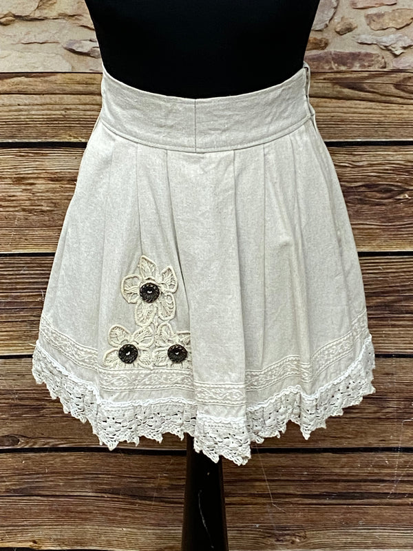 „Beiger Trachtenrock Gr. 34 aus Leinenmischgewebe mit Klöppelspitze“