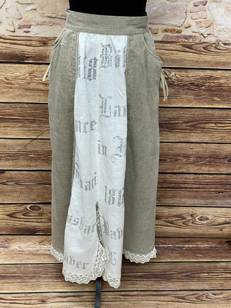 “Langer Trachtenrock in Beige mit weißem Einsatz und Spitze – Vorderansicht”