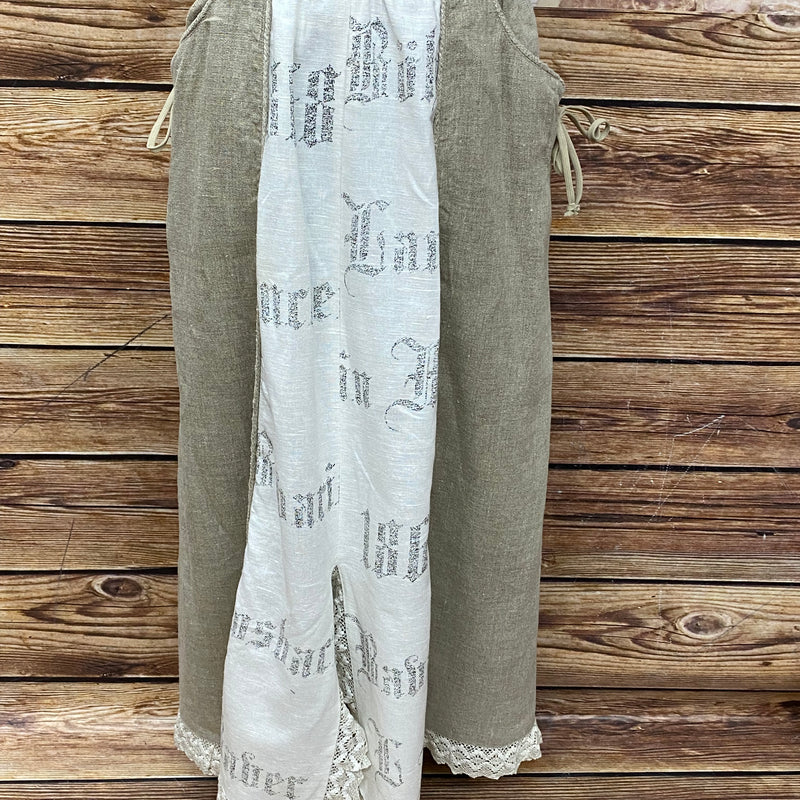 “Langer Trachtenrock in Beige mit weißem Einsatz und Spitze – Vorderansicht”