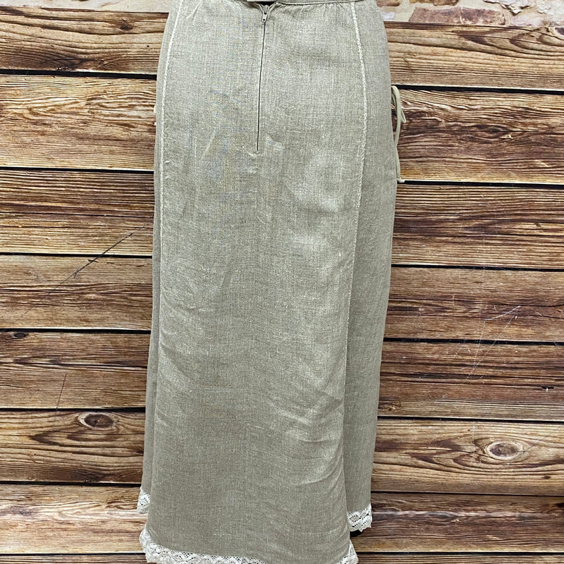 “Trachtenrock Beige Rückseite mit Bund und Reißverschluss”