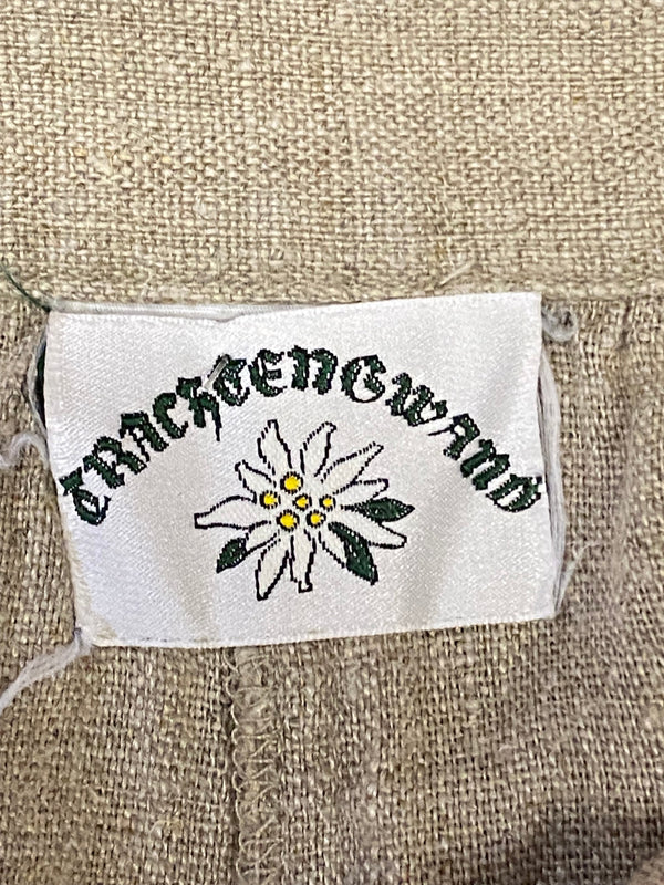 “Label und Monogramm-Einsatz am Leinenrock, Made in Germany”