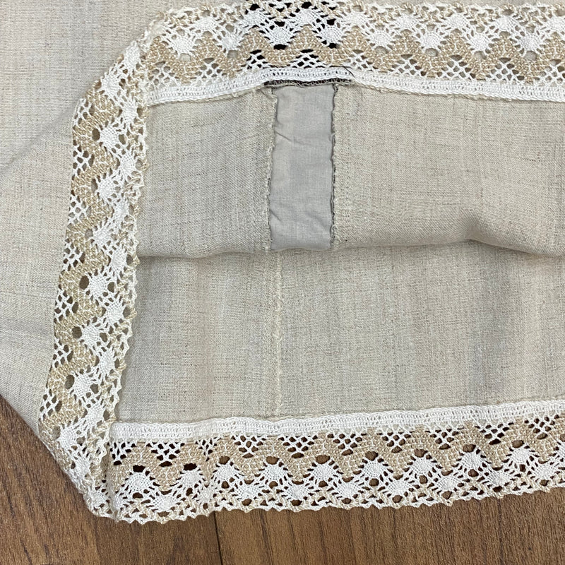 „Detail Klöppelspitze am Saum des Trachtenrocks, Leinenmischgewebe“