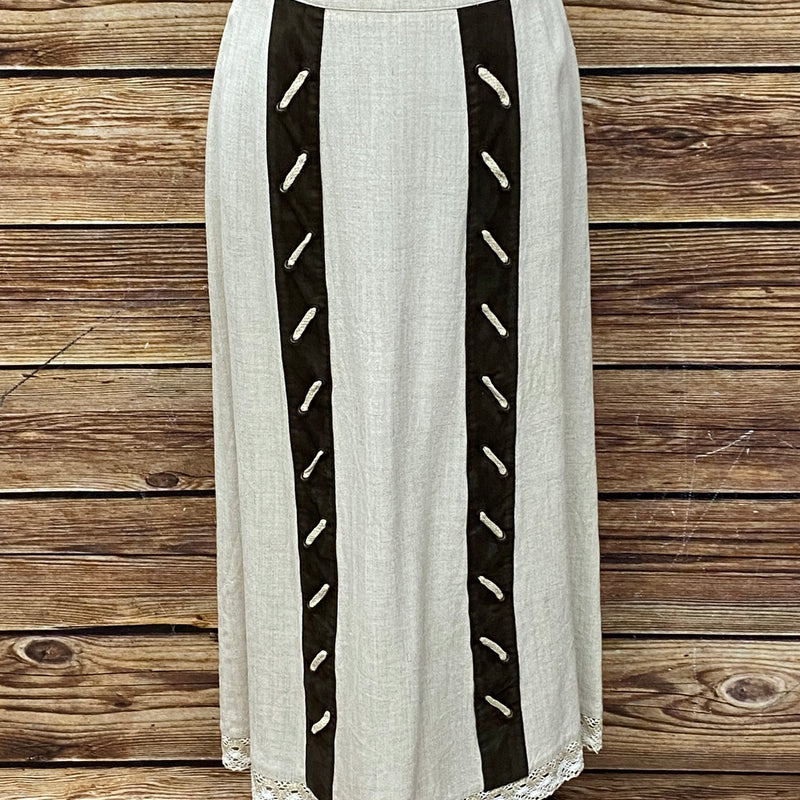 „Langer Trachtenrock in Schwarz-Beige aus Leinenmischgewebe, Größe 38, Frontansicht mit Zierleisten und Klöppelspitze“